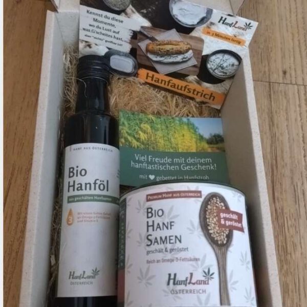 Geschenkbox mit Bio Hanföl aus geschälten Hanfsamen und geschält und gerösteten Bio Hanfsamen inkl. Aufstrichkarte