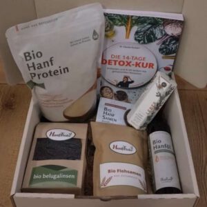 Detoxpaket bestehend aus Bio Hanfprotein, Bio Hanföl aus geschälten Hanfsamen, Bio Flohsamen, Bio Belugalinsen, Leber-Kräuter-Essenz sowie dem Buch "Detox-Kur" und einem Muster geschälte Hanfsamen