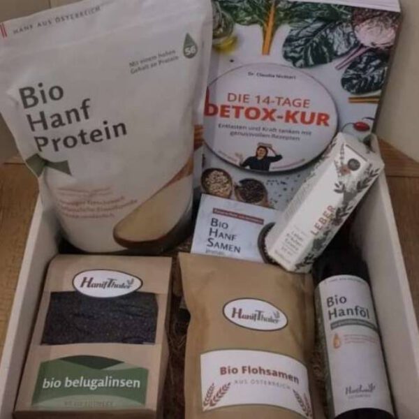 Detoxpaket bestehend aus Bio Hanfprotein, Bio Hanföl aus geschälten Hanfsamen, Bio Flohsamen, Bio Belugalinsen, Leber-Kräuter-Essenz sowie dem Buch "Detox-Kur" und einem Muster geschälte Hanfsamen