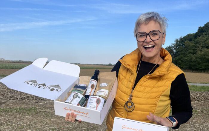 Gerda am Hanffeld mit Geschenkbox