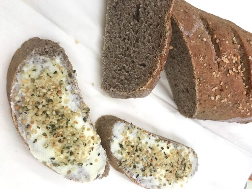 Vollkornbrot mit Aufstrich und Hanfsamen bestreut
