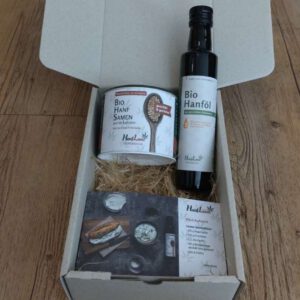 Geschenkbox mit geschält und gerösteten Bio Hanfsamen und eine Flasche Bio Hanföl aus geschälten Hanfsamen inkl. Rezeptkarte