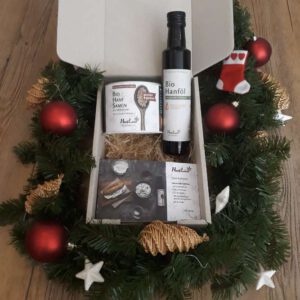 Geschenkbox mit geschält und gerösteten Bio Hanfsamen und eine Flasche Bio Hanföl aus geschälten Hanfsamen inkl. Rezeptkarte