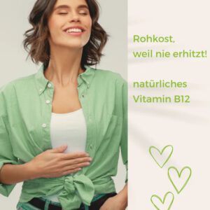 Frau im grünen Hemd legt die Hand auf den Bauch; daneben Text „Rohkost, weil nie erhitzt!“ und „natürliches Vitamin B12“ mit drei Herz-Symbolen.
