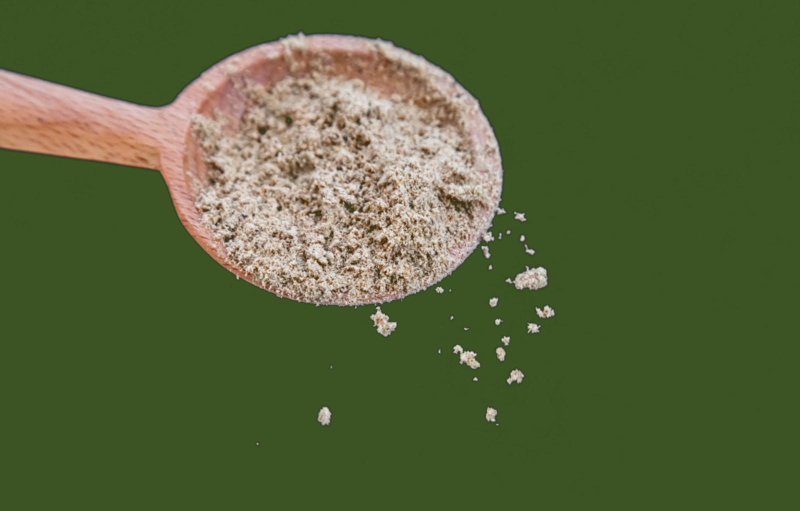 Bio-Hanfprotein 56 von Hanfland auf einem Holzlöffel