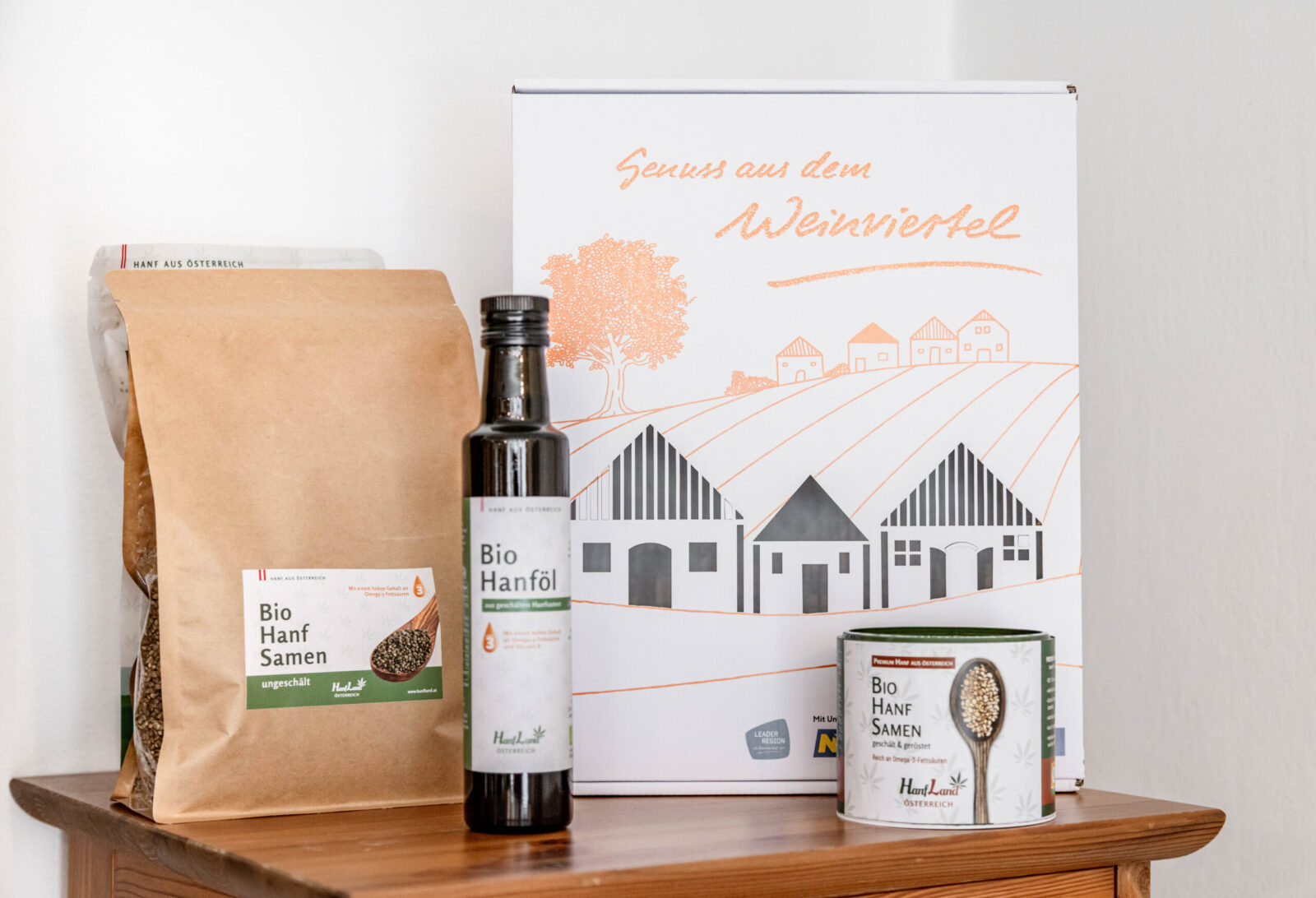 Bio Hanfsamen geschält und Bio Hanföl von Hanfland vor der Geschenkbox Genuss aus dem Weinviertel
