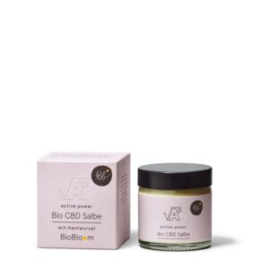 BioBloom Active Power Bio CBD Salbe mit Hanfwurzel, Glastiegel neben Verpackung