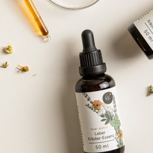 BioBloom Leber Kräuter-Essenz Flatlay mit Pipette, Öltropfen und getrockneten Blüten