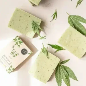 Mehrere BioBloom Washi Seifenstücke mit frischen Hanfblättern dekoriert, Flatlay-Ansicht