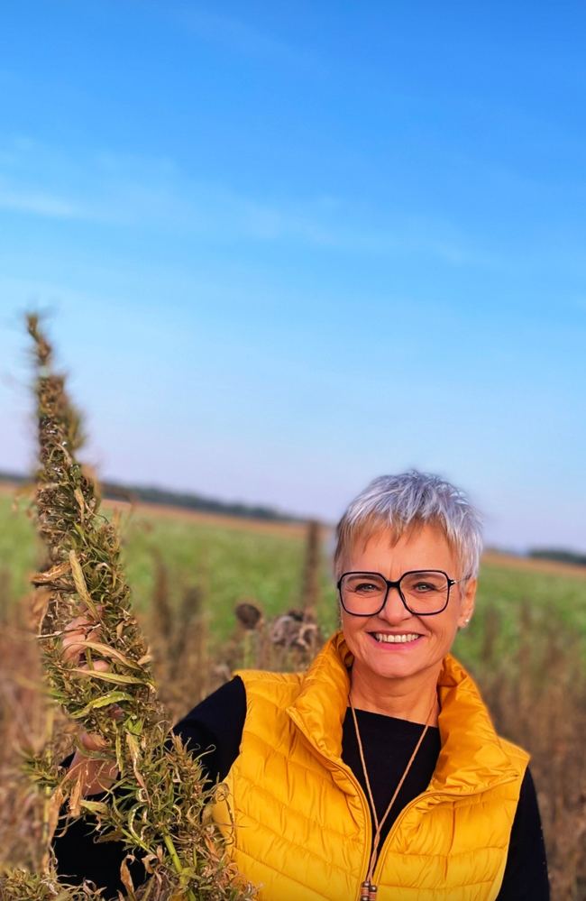 Gerda im Hanffeld im Herbst
