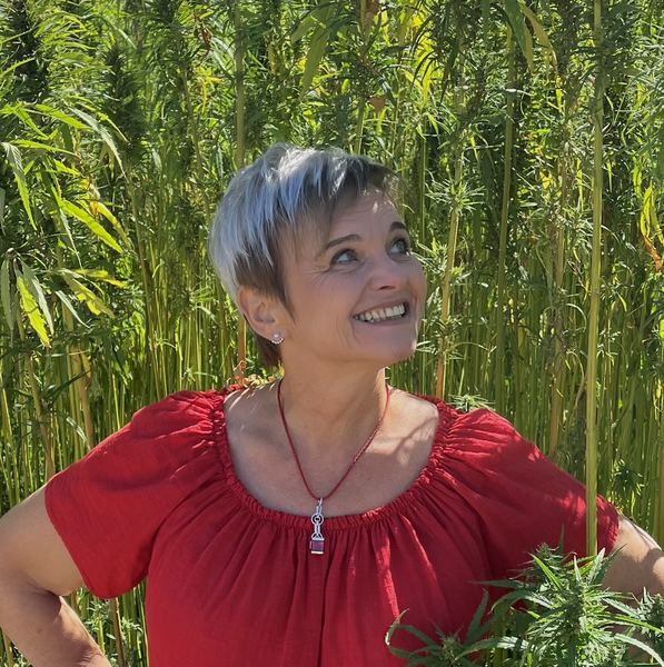 Gerda im Hanffeld mit rotem Top