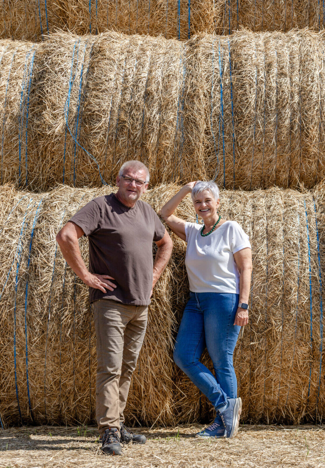 Gerda Steinfellner und Günther Schmid stehen gemeinsam im Hanffeld in Hanfthal