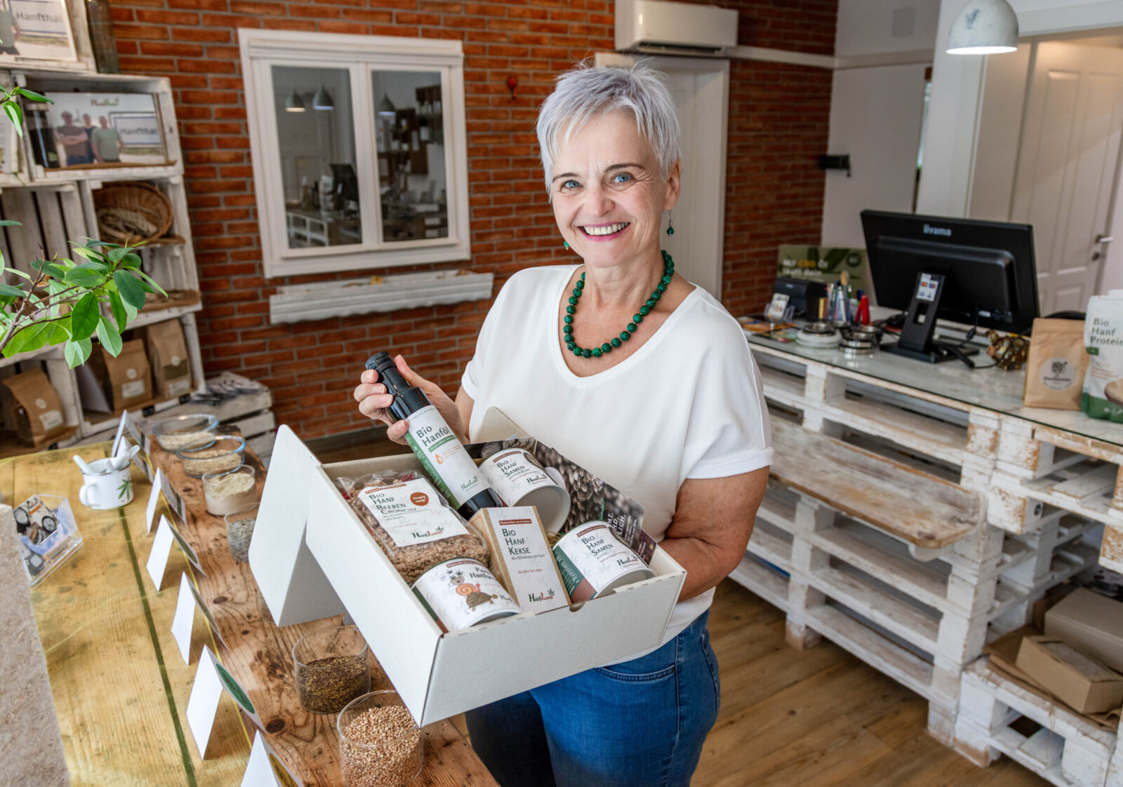 Gerda Steinfellner mit Bio-Hanfsamen und einem Hanfland-Geschenkpaket