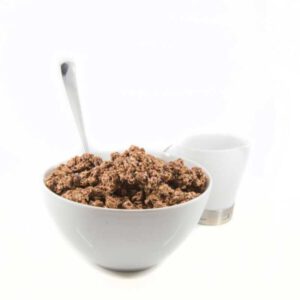 Bio Hanf Schoko Crunchy Knuspermüsli in Schüssel serviert mit Milch