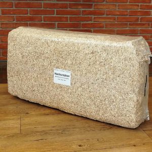 Hanfeinstreu aus Hanfschäben von Hanfland, 14 kg Ballen in Folie mit Etikett, liegend auf Holzboden