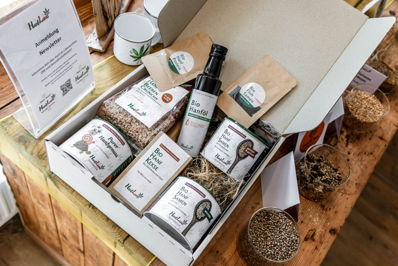Geöffnetes Hanfland-Geschenkpaket mit Bio-Hanfprodukten aus dem Weinviertel