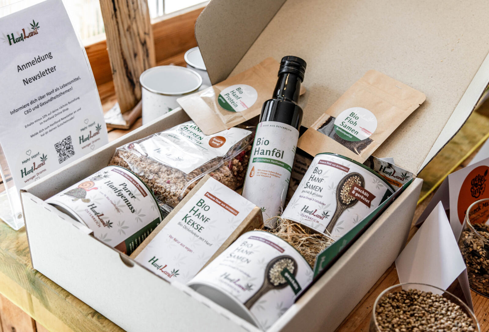 Hanfland-Geschenkpaket mit Bio-Hanföl und geschälten Bio-Hanfsamen in der Box