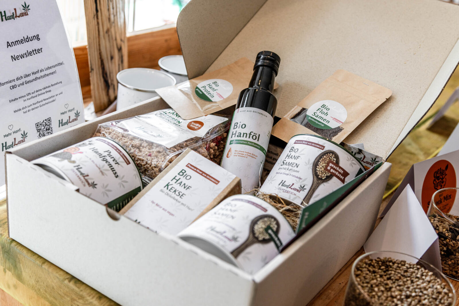 Übersicht über den Inhalt eines Hanfland-Geschenkpakets mit Bio-Hanfprodukten