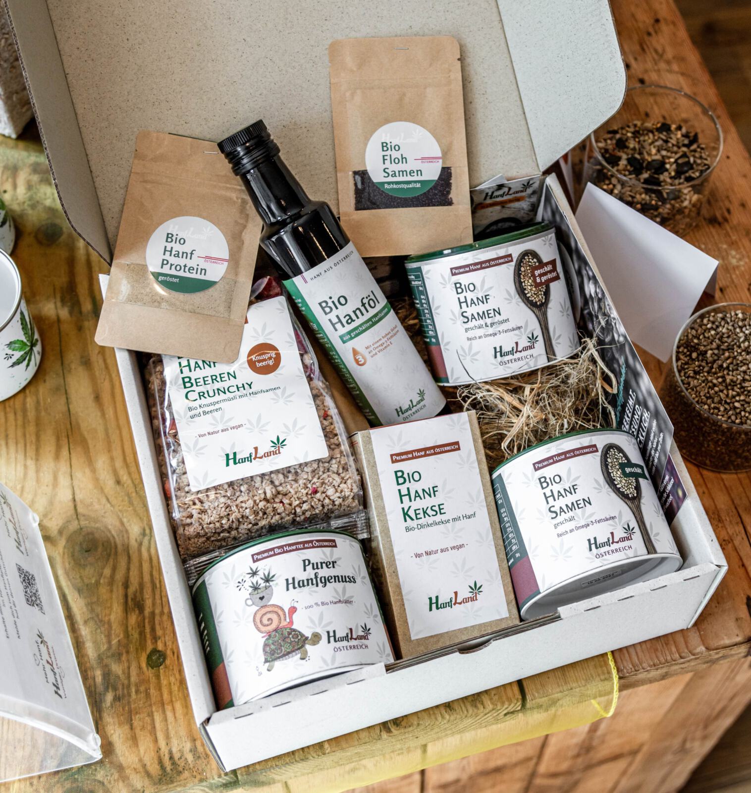 Mehrere fertig gepackte Hanfland-Geschenkpakete auf Hanfstroh