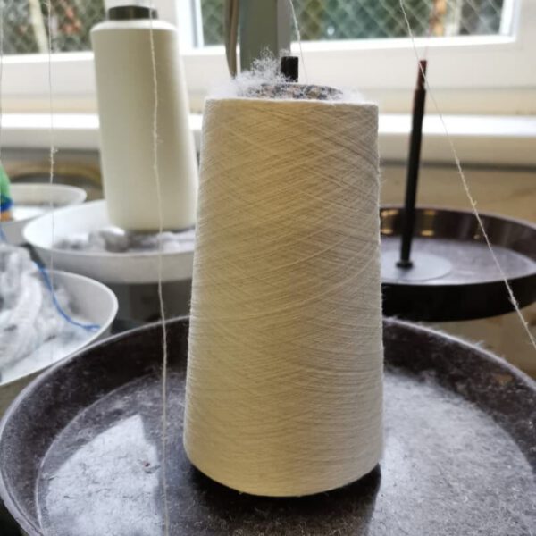 Garnkegel mit Hanf-Baumwoll-Garn an der Strickmaschine während der Sockenherstellung