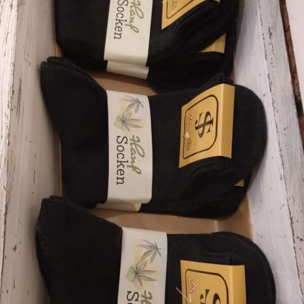 Schwarze Hanf Socken, mehrere Paar in Verpackung mit Hanf-Etikett