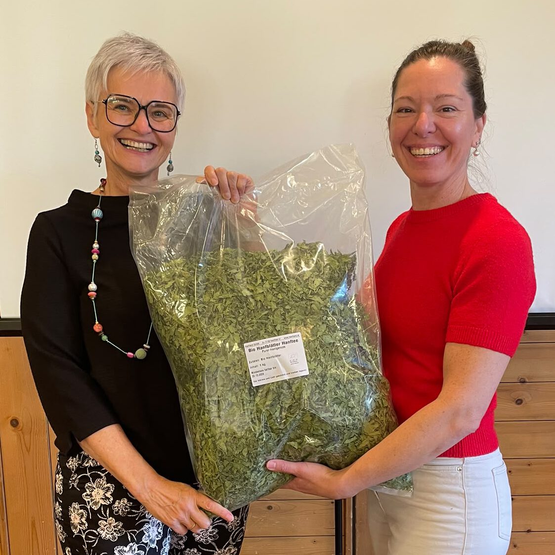 Ernährungswissenschafterin Mag. Maria Christine Schweighofer mit einem Kilo Bio Hanftee Purer Hanfgenuss