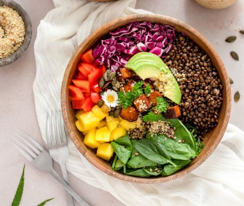 Hanfland Poke Bowl mit Belugalinsen und Hanfsamen