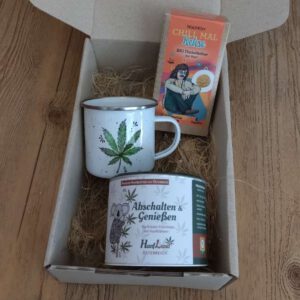 Geschenkbox mit Emailletasse, Bio Hanfkekse und Hanfttee "Abschalten & Genießen"